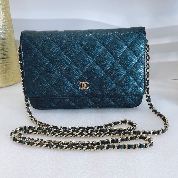 Classic Quilted Iridescent Wallet On Chain - Picture 1 of 16